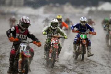 Muchos aficionados al motocross no quisieron perderse esta embarrada carrera de resistencia de tres horas en el suroeste de Inglaterra.