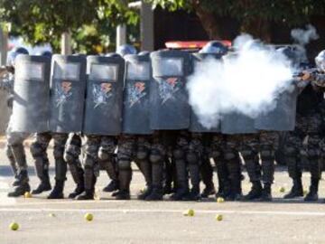 Soldados del Batallón de Operaciones Especiales del Distrito Federal llevan a cabo un simulacro en la sede de la Policía Militar en Brasilia como parte de las medidas de seguridad antes de la Copa Confederaciones.