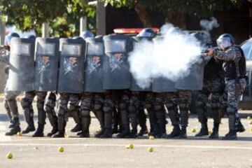 Soldados del Batallón de Operaciones Especiales del Distrito Federal llevan a cabo un simulacro en la sede de la Policía Militar en Brasilia como parte de las medidas de seguridad antes de la Copa Confederaciones.