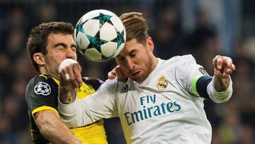 GRAF5343. MADRID, 06/12/2017.- El defensa griego del Borussia Dortmund Sokratis Papastathopoulos (i) salta por el balón con Sergio Ramos, defensa del Real Madrid, durante el partido de la sexta jornada de la fase de grupos de la Liga de Campeones que se juega esta noche en el estadio Santiago Bernabéu, en Madrid. EFE/Rodrigo Jimenez