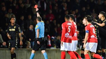 French referee Mikael Lesage (C) gives a red card to Monaco&#039;s Portuguese midfielder Gelson Martins (L) during the French L1 football match between Nimes and Monaco, at the Stade des Costieres, in Nimes, southern France, on February 1, 2020. (Photo by