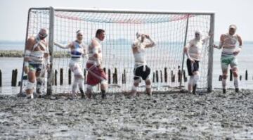 Jugadores ataviados para empezar un partido de fútbol.