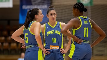 María Conde habla con Maite Cazorla y Valeriane Ayayi en un partido del USK Praga de esta temporada.