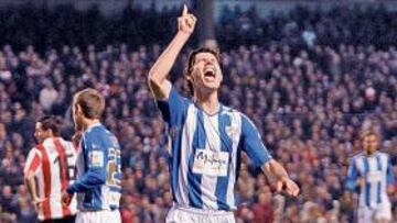 <b>GOLEADOR. </b>Albert Luque celebra su gol en San Mamés.