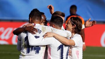 MADRID, 14/02/2021.- El centorcampista alem&aacute;n del Real Madrid, Toni Kroos (2d) celebra con sus compa&ntilde;eros, su gol ante el Valencia durante el partido de la jornada 23 de Liga que disputan en el estadio Alfredo Di St&eacute;fano de Madrid. EF