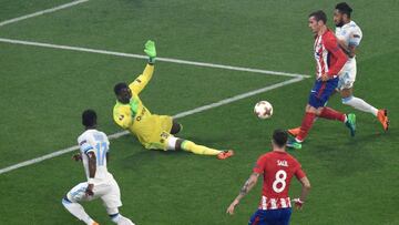 Atletico Madrid's French forward Antoine Griezmann (topL) scores his second goal past Marseille's French goalkeeper Steve Mandanda (2ndL) during the UEFA Europa League final football match between Olympique de Marseille and Club Atletico de Madr