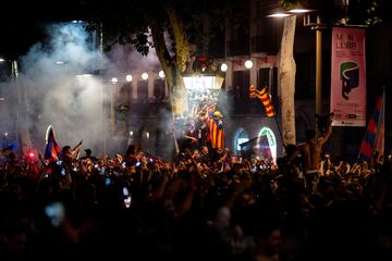 Cientos de aficionados del Ftbol Club Barcelona celebran en la fuente de Canaletas, uno de los lugares emblemticos de la ciudad, la conquista de LaLiga 2025 tras la victoria 2-0 sobre el RCD Espanyol.