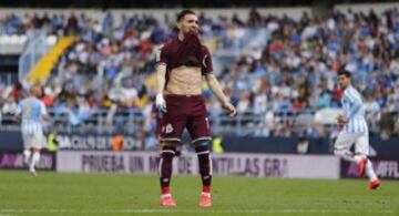 El delantero del Deportivo Lucas Pérez se lamenta tras fallar una ocasión de gol durante el partido ante el Málaga
