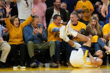 Golden State Warriors superó a Memphis Grizzlies en el play in de la NBA con un Stephen Curry espectacular: 37 puntos y 6 de 13 en triples. Una actuación que hizo vibrar a espectadores como Nancy Pelosi, congresista del Partido Demócrata por California y su marido, Paul, que disfrutaron del partido en primera fila.
