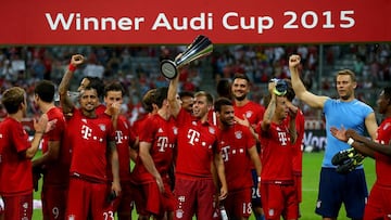 Lahm levanta el trofeo de campeón de la Audi Cup de 2015. En aquella final el Bayern ganó al Real Madrid y logró su tercer título.