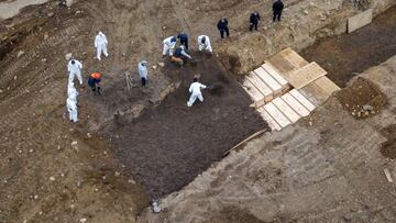 Drone pictures show bodies being buried on New York&#039;s Hart Island where the department of corrections is dealing with more burials overall, amid the coronavirus disease (COVID-19) outbreak in New York City, U.S., April 9, 2020. REUTERS/Lucas Jackson