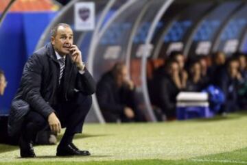 El entrenador del Deportivo, Víctor Fernández, durante el partido de Liga en Primera División 