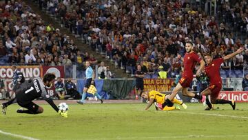 Alisson salva una de los remates a puerta del Atlético en Roma, éste de Correa.