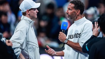 Jannik Sinner, con el exfutbolista Rio Ferdinand en Doha.