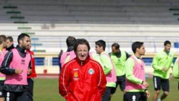 <b>TRABAJO. </b>Anquela, durante un entrenamiento del Alcorcón.