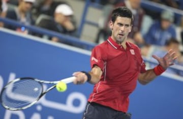 Novak Djokovic derrotó a Stanislas Wawrinka y jugará la final del torneo de exhibición Abu Dhabi con Andy Murray que derrotó a Rafael Nadal. 