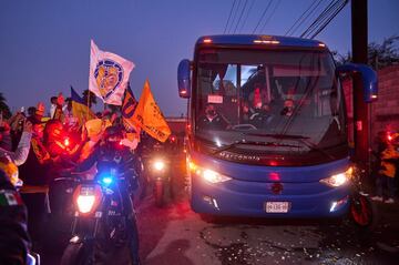 El equipo de Tigres llegó al Estadio Universitario bajo el cobijo de su afición que desde muy temprana hora llegó al inmueble de San Nicolás de los Garza
