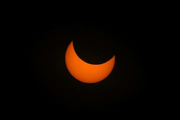 El paso de la luna frente al sol durante el  eclipse solar anular, en Las Horquetas, Santa Cruz, Argentina.