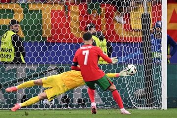 Minuto 104. El jugador de Madeira pega al balón con la pierna la derecha desde los once metros y Oblak, colosal, adivina el lanzamiento.