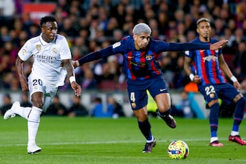 Vinicius y Araujo disputan un baln durante el Barcelona - Real Madrid del pasado 19 de marzo.