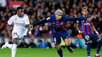 Vinicius y Araujo disputan un balón durante el Barcelona - Real Madrid del pasado 19 de marzo.