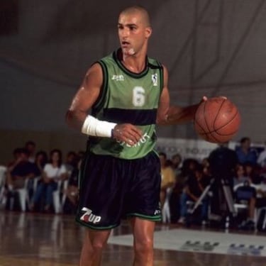 Era el 19 de mayo de 1991, el Joventut dominaba la final por 2-1, pero el cuarto asalto se jugaba en la cancha del Barça, en el Sant Jordi, ante cerca de 15.000 espectadores. Los azulgrana, dirigidos por Maljkovic, vencían por uno y tenían el balón a falta de menos de 30 segundos, les bastaba con aguantar la posesión. El base verdinegro Tomás Jofresa leyó un pase de Montero a Solozábal y lo interceptó en media cancha. Una galopada que valía una Liga, la primera de las dos seguidas que consiguió Lolo Sainz como entrenador del Joventut. Y un éxito ansiado tras cuatro años de derrotas en los duelos directos con el Barça, que le había arrebatado a la Penya esa temporada a una de sus estrellas, Montero, el que perdió el balón decisivo a manos de Jofresa.