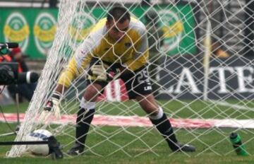 En algún momento fue la gran promesa del arco chileno. En 2005 llegó a Colo Colo y fue suplente de Cejas en la Sudamericana 2006.
