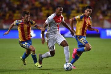 Anthony Martial entre José Gayá y Enzo Perez.