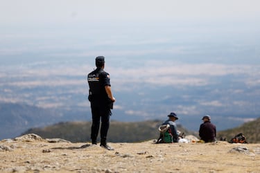 Un policía impone medidas de seguridad en medio de protestas propalestinas durante la vigésima etapa de la Vuelta a España 2025.