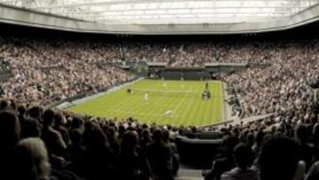 <b>PREPARADOS PARA LA LLUVIA. </b>Se anuncian aguaceros para la jornada inaugural, pero el partido de Nadal no peligra, pues se disputará en la Central con techo retráctil.