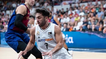 Facundo Campazzo, base del Real Madrid, supera a Jan Vesely, pívot del Barcelona, en la semifinal de la Supercopa Endesa 2024.