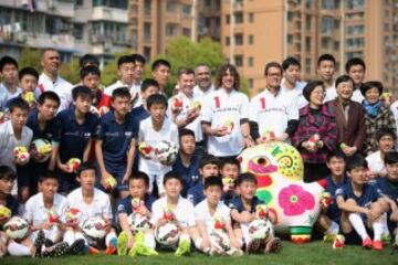 Puyol durante el Laureus Shanghai Football Campus Tour 2015.