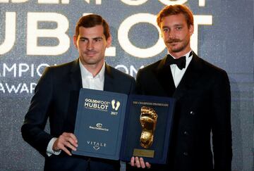 Iker Casillas posa con el Golden Foot Award y con Pierre Casiraghi.