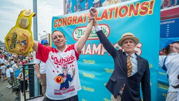 Joey Chestnut se proclam&oacute; vencedor de la contienda al comer 74 hot dogs en 10 minutes, nuevo r&eacute;cord del mundo.