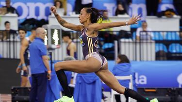 La atleta Ana Peleteiro compite en la prueba de triple salto en los Campeonatos de España en pista cubierta que se disputaron en el centro deportivo municipal Gallur en Madrid.