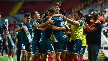 Jugadores del Puebla festejan el gol sobre los minutos finales del partido contra Necaxa