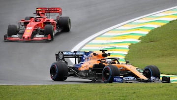 Carlos Sainz (McLaren MCL34), pilotando delante de Charles Leclerc (Ferrari SF90H) en el GP de Brasil de F1 2019.
