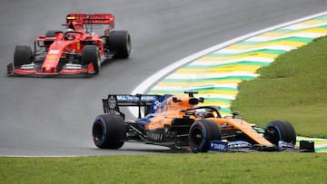 Carlos Sainz (McLaren MCL34), pilotando delante de Charles Leclerc (Ferrari SF90H) en el GP de Brasil de F1 2019. 