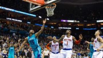 Kemba Walker lanza para conseguir la victoria de los Hornets ante los Knicks.