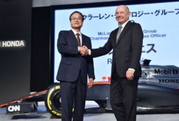 Los miembros de McLaren Honda dieron una rueda de prensa en Tokio.  El presidente de Honda, Takanobu Ito y Ron Dennis.