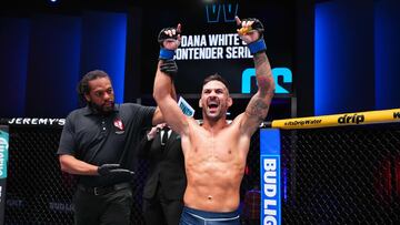 Hecher Sosa celebra su triunfo en el DWCS.