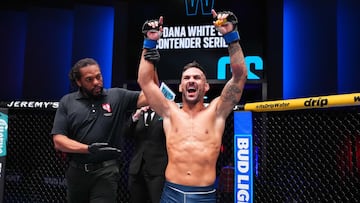 Hecher Sosa celebra su triunfo en el DWCS.