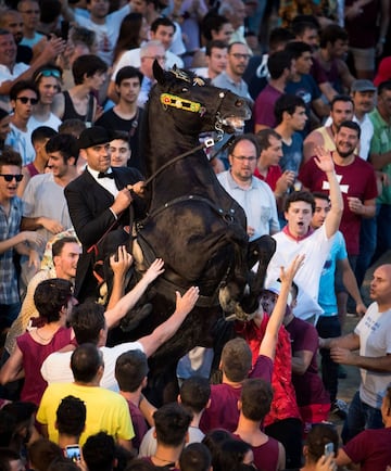 La ciudad menorquina de Ciutadella vibró con los 'Jocs des Pla', una tradición que cada año aglutina a más gente en las fiestas de Sant Joan.