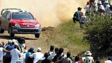 <b>ENCANDILA A LA GENTE.</B> Las acciones de Carlos Sainz al volante de su Citroën Xsara encandilaron al público que acudió al Rally Acrópolis.
