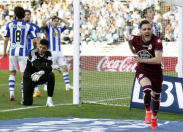El centrocampista del Deportivo de La Coruña Lucas Pérez celebra el gol marcado a la Real Sociedad durante el partido correspondiente a la trigésimo primera jornada de Liga que disputan en el estadio de Anoeta de San Sebastián.