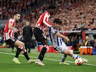 Soccer Football - Copa del Rey - Semi Final - First Leg - Athletic Bilbao v Real Sociedad - San Mames, Bilbao, Spain - February 11, 2026 Real Sociedad Pablo Marin in action with Athletic Bilbao's Adama Boiro and Inigo Lekue REUTERS/Pankra Nieto