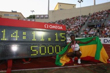 Tirunesh Dibaba, de Etiop¨ªa, posa con su r¨¦cord en los 5.000 metros lisos en 2008. Su tiempo, 14:11:15.