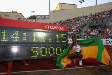 Tirunesh Dibaba, de Etiopía, posa con su récord en los 5.000 metros lisos en 2008. Su tiempo, 14:11:15.