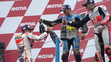 Márquez brinda en el podio de Assen con Miller y Redding.