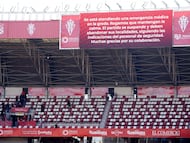 GIJÓN, 01/03/2026.- Cartel informativo de la suspensiójn del encuentro entre Sporting y Leganés de este domingo, al tener que atender una emergencia médica en las gradas de El Molinón.El partido se detuvo a los tres minutos de haber comenzado por una emergencia médica en el graderío sur del estadio, en uno de los vomitorios de acceso. Un aficionado local se habría desvanecido, requiriendo de asistencia médica de urgencia, sin que fuentes oficiales hayan confirmado por el momento más causas de dicha intervención. EFE/ Paco Paredes